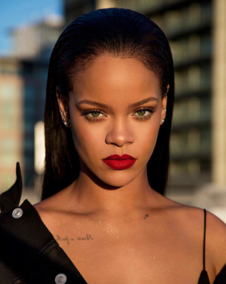 Yeni yıla özel iç çamaşırı koleksiyonu çıkaran Rihanna, pozlarıyla nefes kesiyor