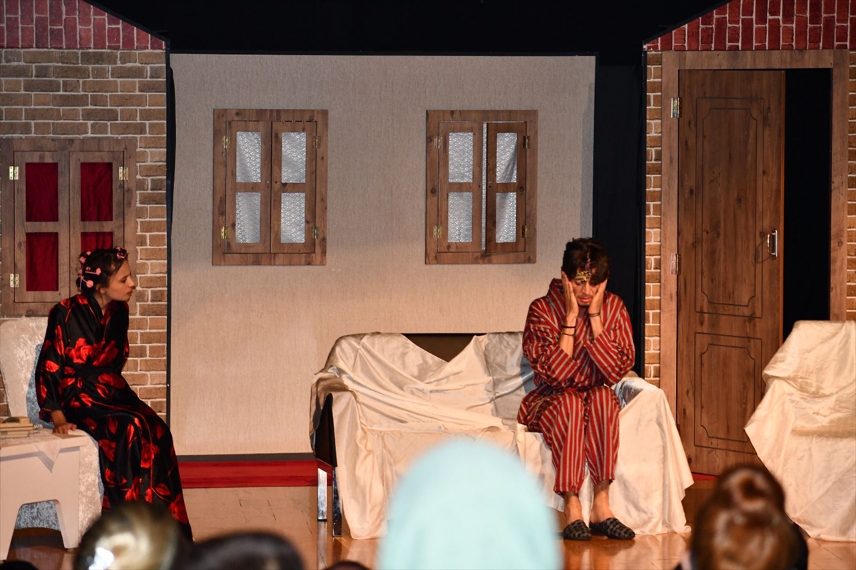 Gaziantep'te genç tiyatrocular ağaçlandırma seferberliği için perdelerini açtı