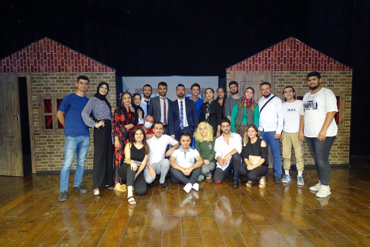 Gaziantep'te genç tiyatrocular ağaçlandırma seferberliği için perdelerini açtı