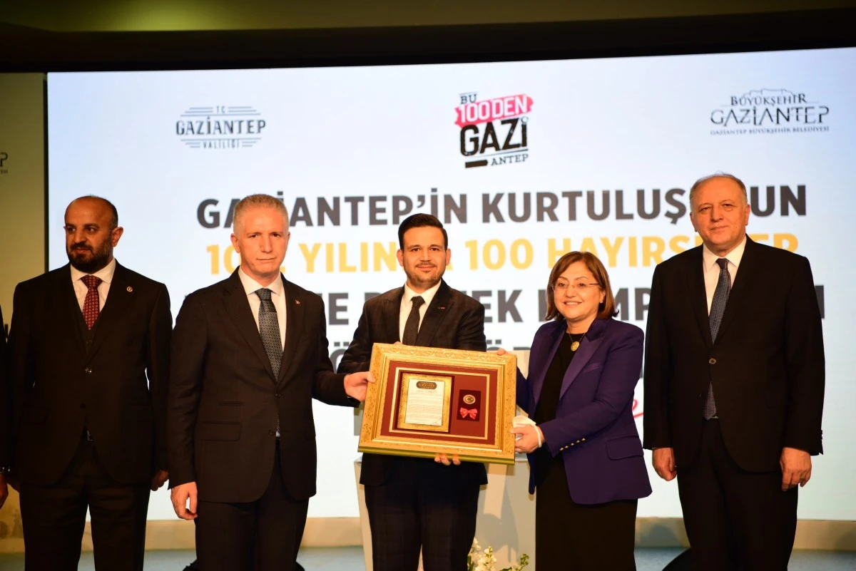 100. Yılda 100 hayırsever ödül töreninin yapıldığı Unutulmaz geceden kareler