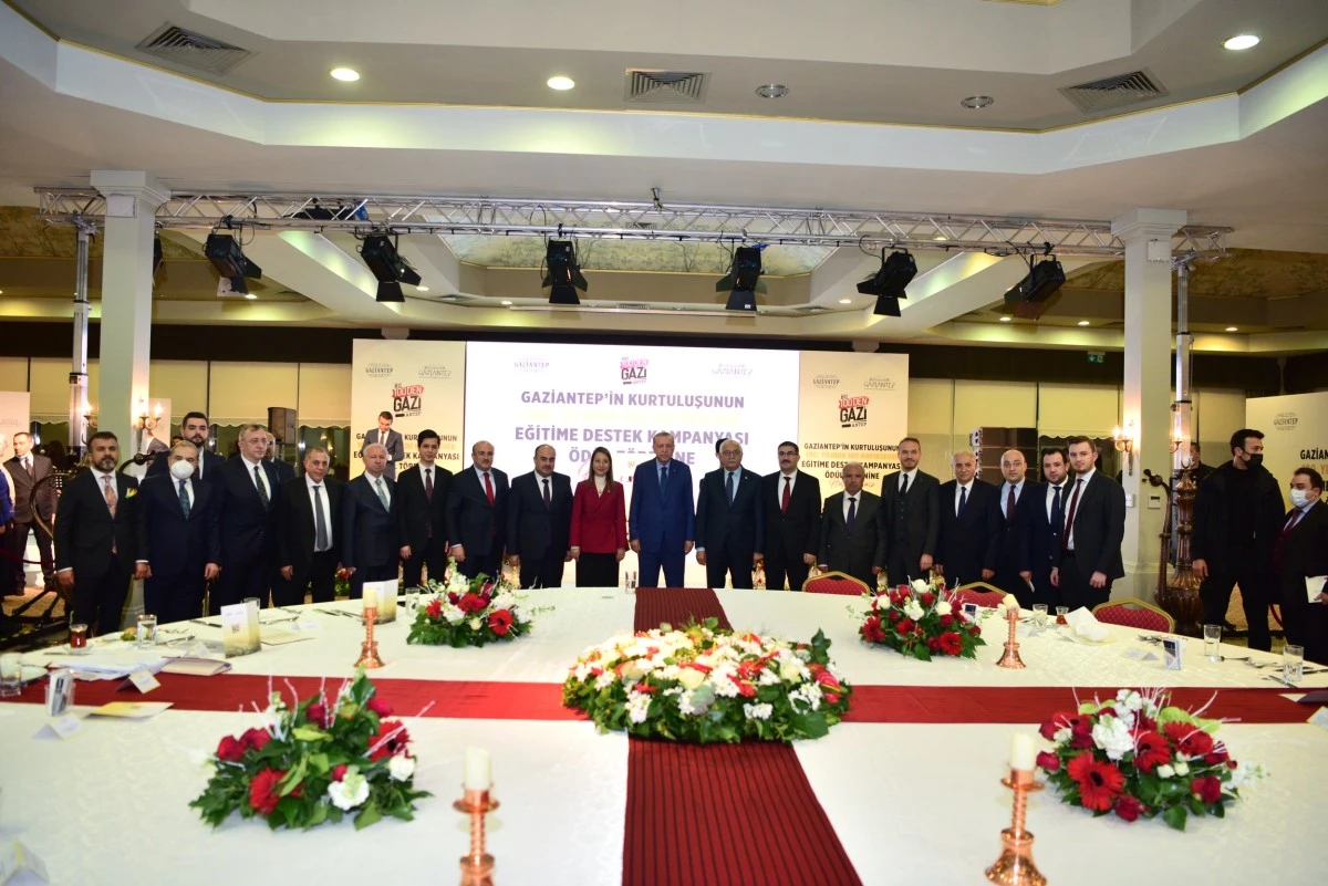 100. Yılda 100 hayırsever ödül töreninin yapıldığı Unutulmaz geceden kareler