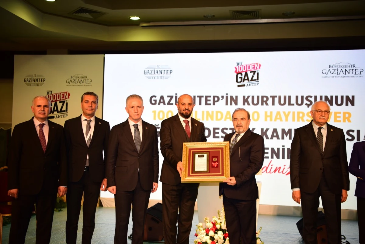 100. Yılda 100 hayırsever ödül töreninin yapıldığı Unutulmaz geceden kareler