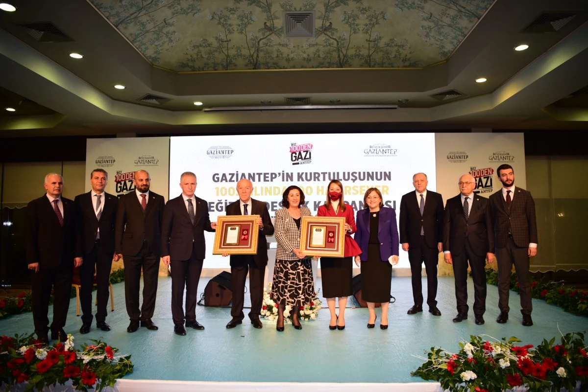 100. Yılda 100 hayırsever ödül töreninin yapıldığı Unutulmaz geceden kareler