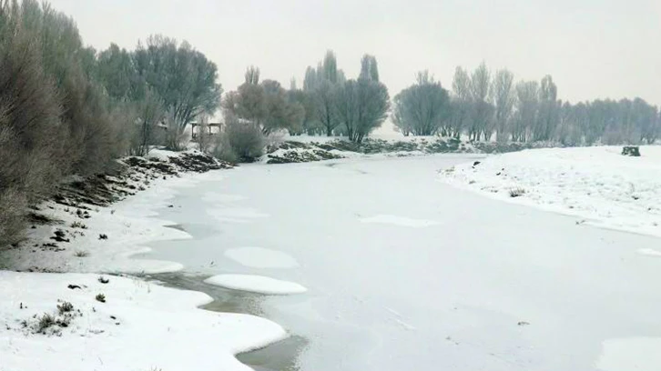 Türkiye'nin buz tutan illeri! -26 dereceyi gördü...