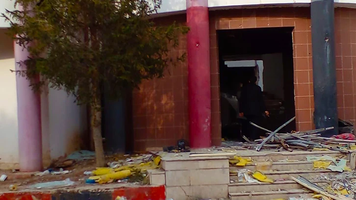 Gaziantepspor Tesisleri, eli balyozlu işçiler tarafından yıkılmaya başladı