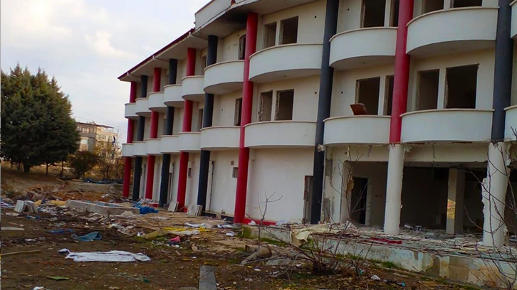 Gaziantepspor Tesisleri, eli balyozlu işçiler tarafından yıkılmaya başladı