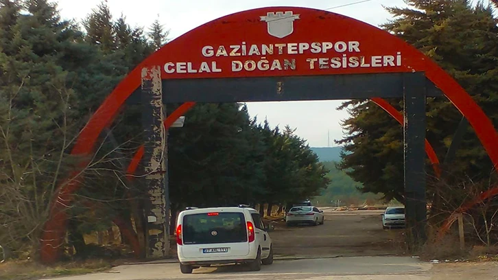 Gaziantepspor Tesisleri, eli balyozlu işçiler tarafından yıkılmaya başladı