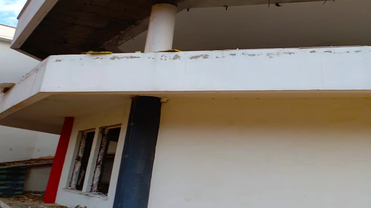 Gaziantepspor Tesisleri, eli balyozlu işçiler tarafından yıkılmaya başladı