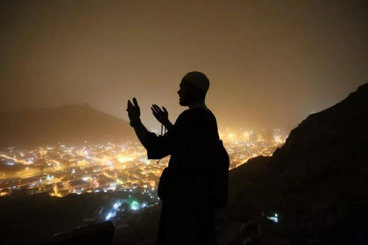 Üç ayların müjdecisi 'Regaib Kandili'nde nasıl ibadet edilmeli? Neler yapılmalı...