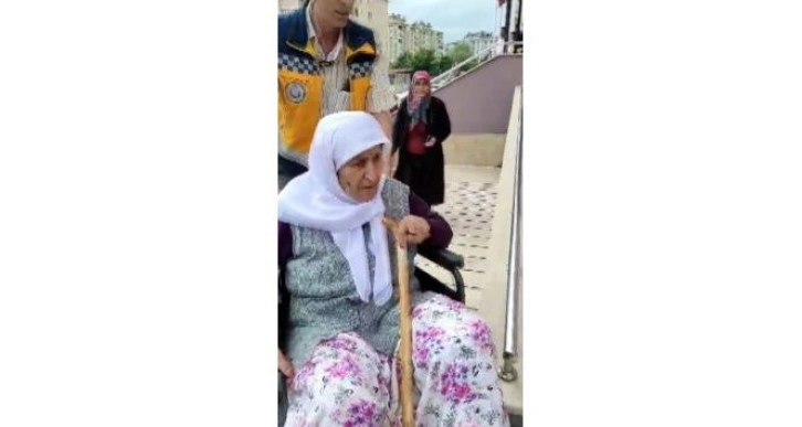 100 yaşındaki Fatma nine oyunu kullandı