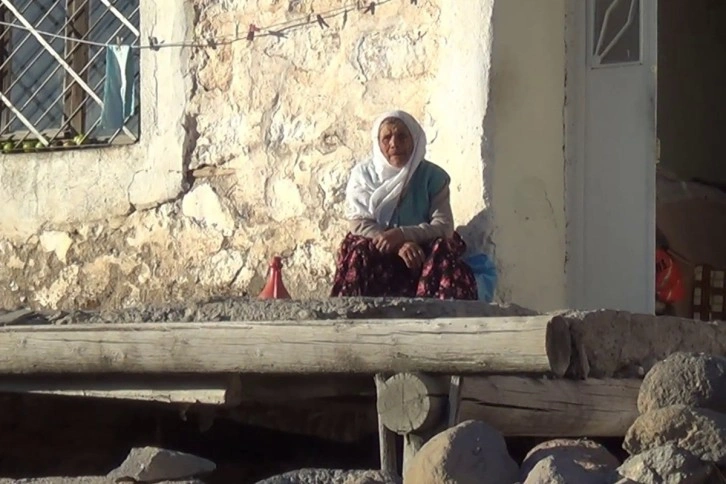 104 yaşındaki Gülizar teyzenin eş özlemi