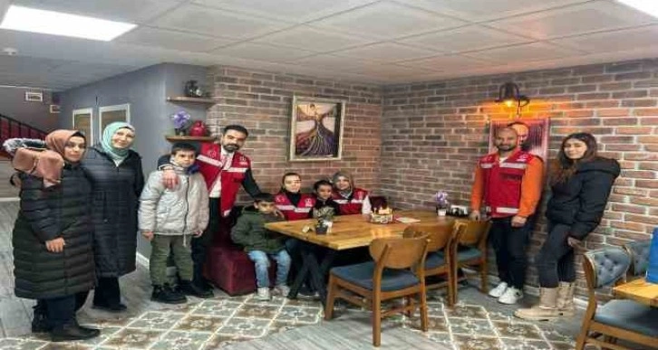 11 yaşındaki depremzede Zeynep’e Kahramankazan’da sürpriz doğum günü yapıldı