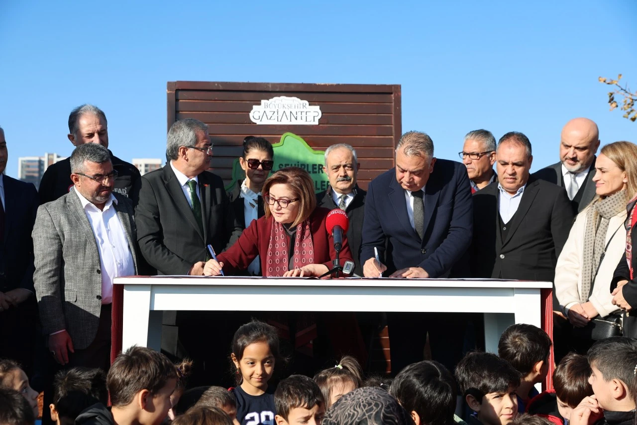 15 Temmuz Mahallesi’nde fidanlar toprakla buluştu