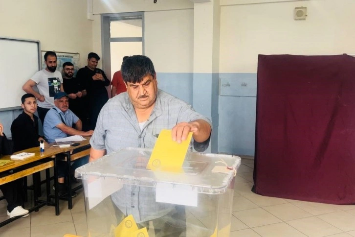 175 kilo ağırlığındaki seçmen yürüyerek oy kullanmaya gitti