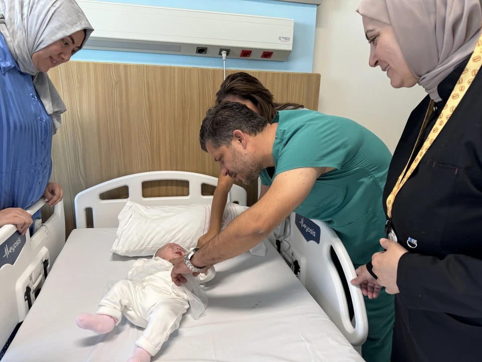 200.000 Doğumda Bir Görülen Kalp Anomalisi: Kalbi Göğüs Kafesi Dışında Doğan Bebek Gaziantep Şehir Hastanesi’nde Sağlığına Kavuştu