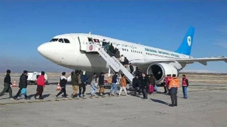 227 göçmen uçakla Afganistan'a gönderildi