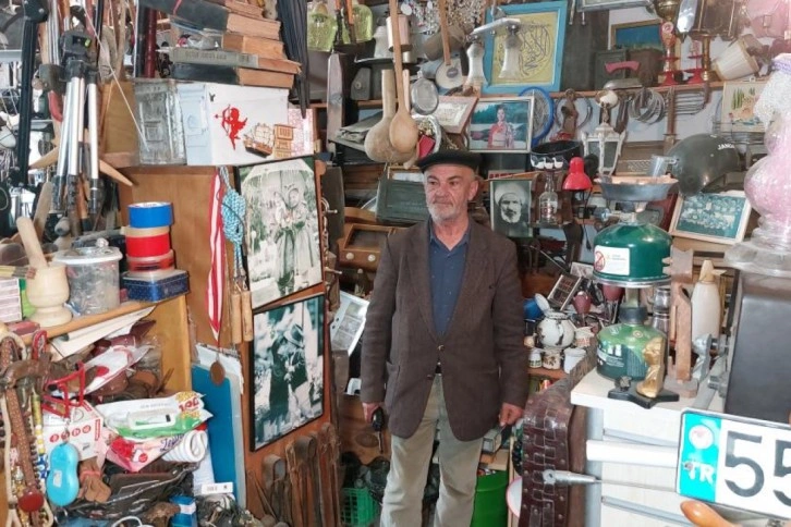 45 yıldır antika eşya topluyor, antikaların sayısını artık kendisi de bilmiyor