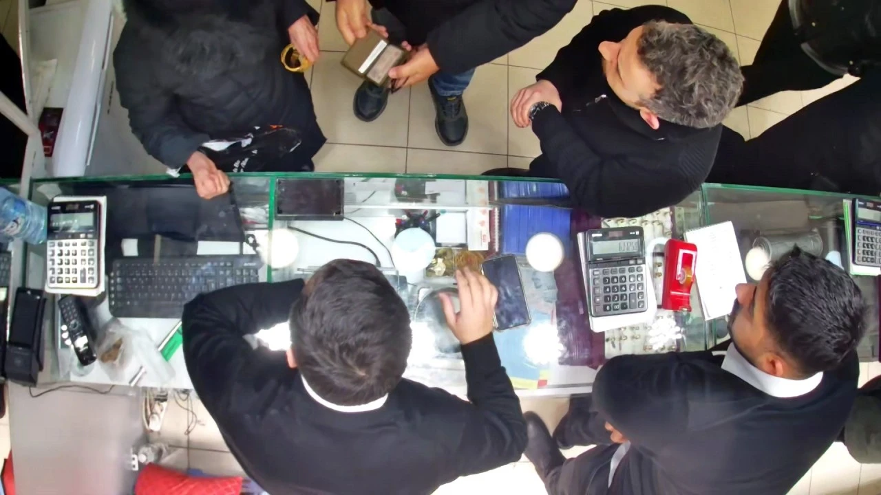 700 bin liralık vurgunu esnafın dikkati &ouml;nledi