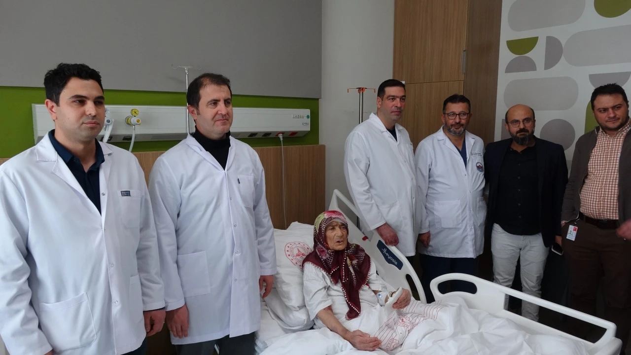 87 yaşındaki hastanın karnından 4,5 kilogramlık t&uuml;m&ouml;r &ccedil;ıkarıldı