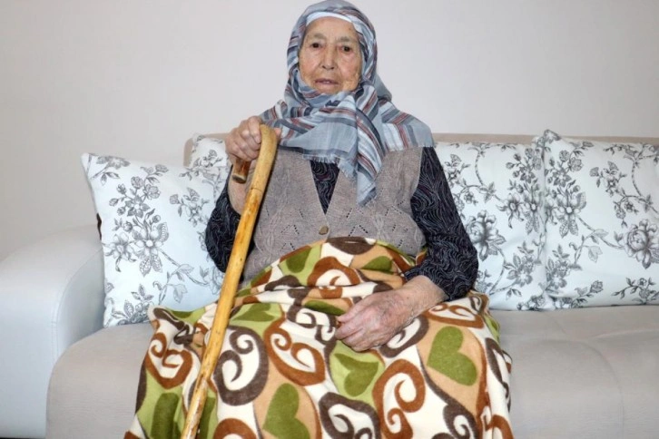 90 yaşındaki Zehra nine evinin kapılarını depremzede aileye açtı