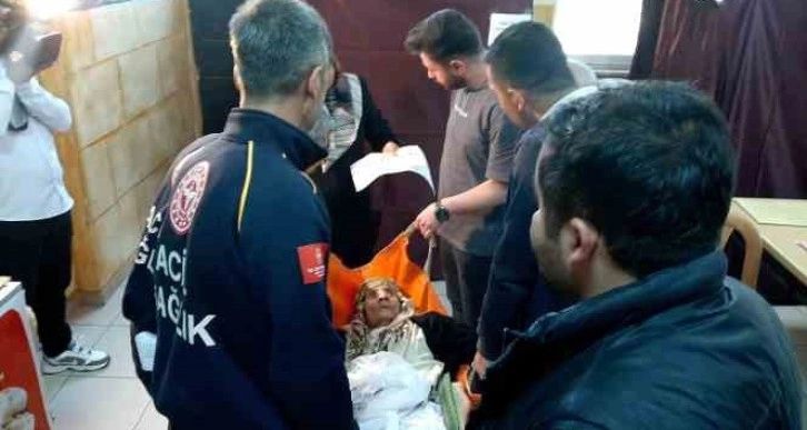 93 yaşındaki Gaffure Nine sandığa sedyede getirildi