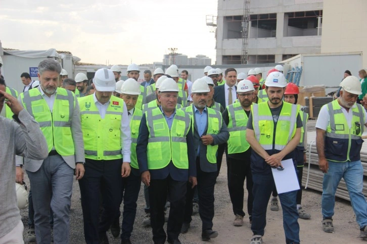 Adalet Bakanı Bozdağ, Şanlıurfa’da şehir hastanesi inşaatını gezdi