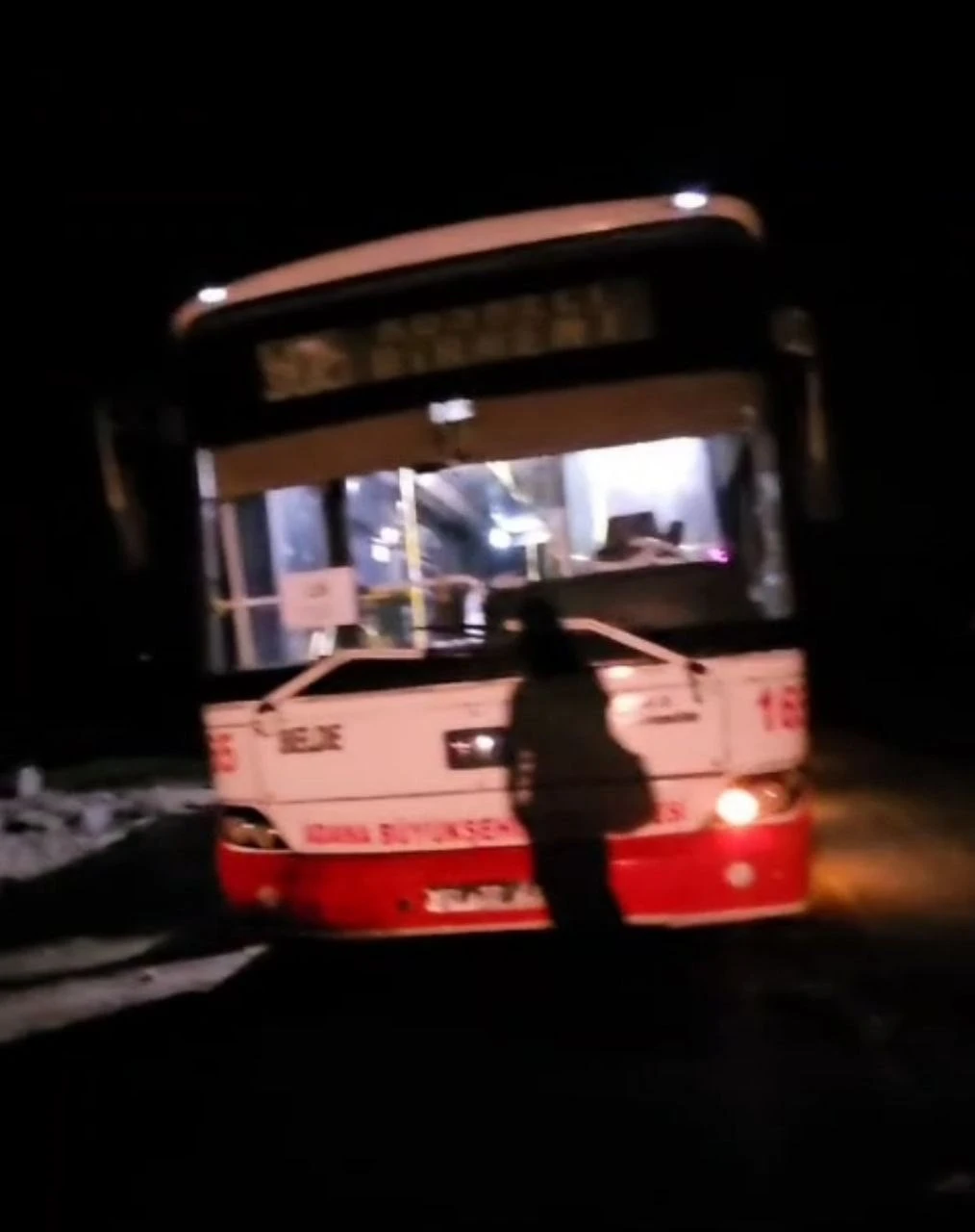 Adana Belediyesi'ne ait otobüsün sefer yaparken sürekli arızalanmasına yöre sakinlerinden tepki