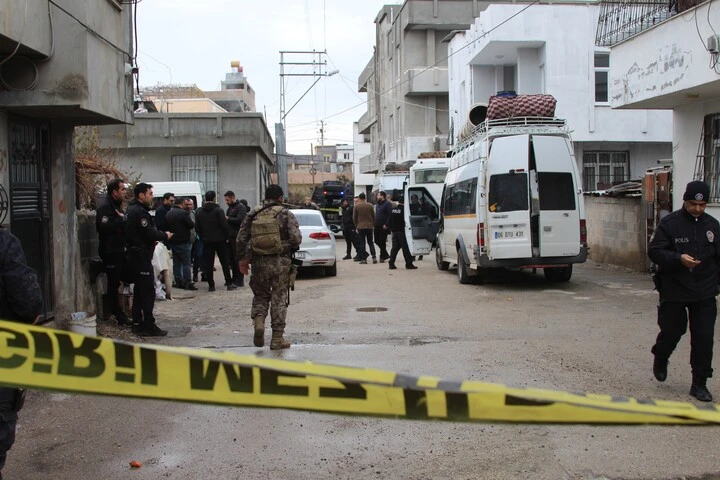 Adana&rsquo;da taşlı, sopalı, silahlı kavga: 1 &ouml;l&uuml;, 5 yaralı