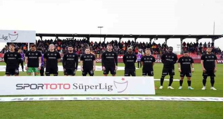 Adana Demirspor, maça siyah forma ile çıktı