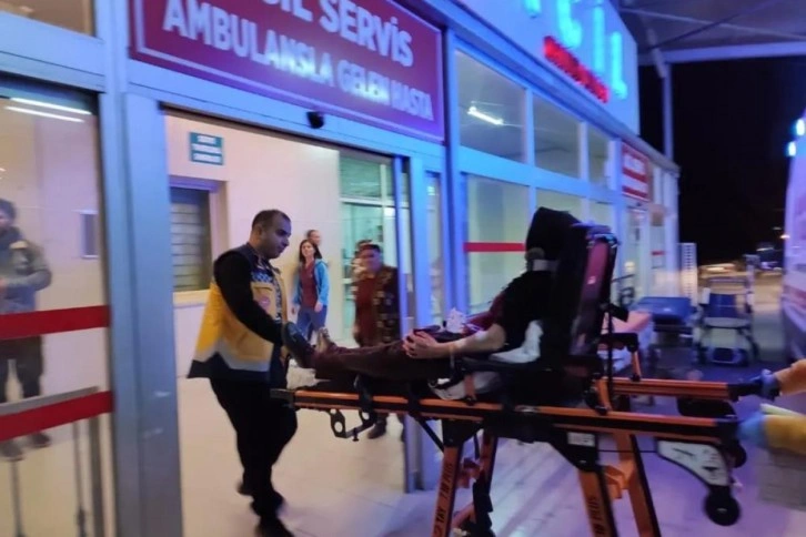 Adana'da cenazeye giden aile kaza yaptı: 1'i ağır, 3 yaralı