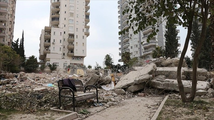 Adana'da depremde yıkılan binaların karot örnekleri 