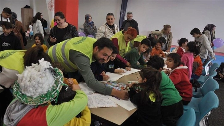 Adana'da depremzede çocuklara psikososyal destek veriliyor