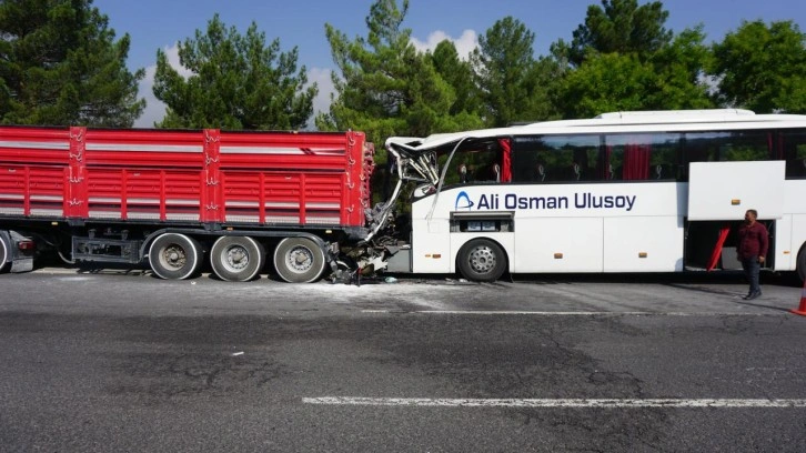 Adana'da feci kaza: 2 ölü 12 yaralı