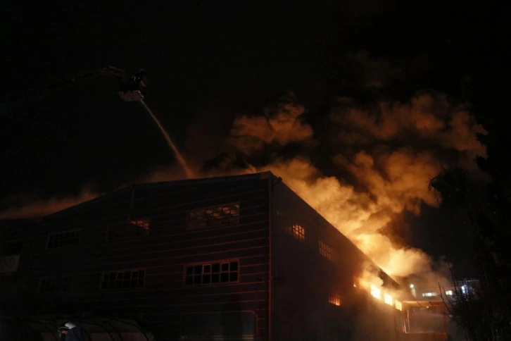 Adana’da hijyenik ürün üretim fabrikasının deposunda yangın