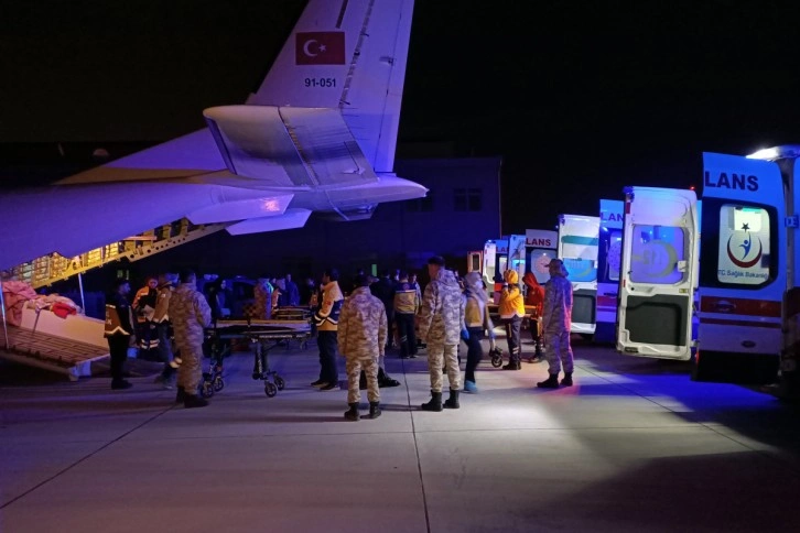 Adana'dan 6 yaralı depremzede daha İstanbul'a getirildi