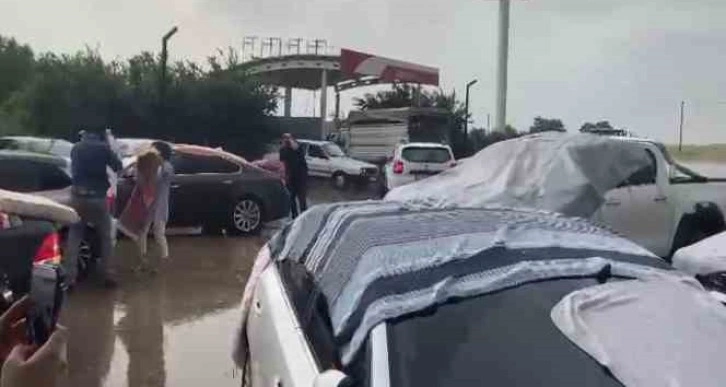 Adıyaman’a ceviz büyüklüğünde dolu yağdı