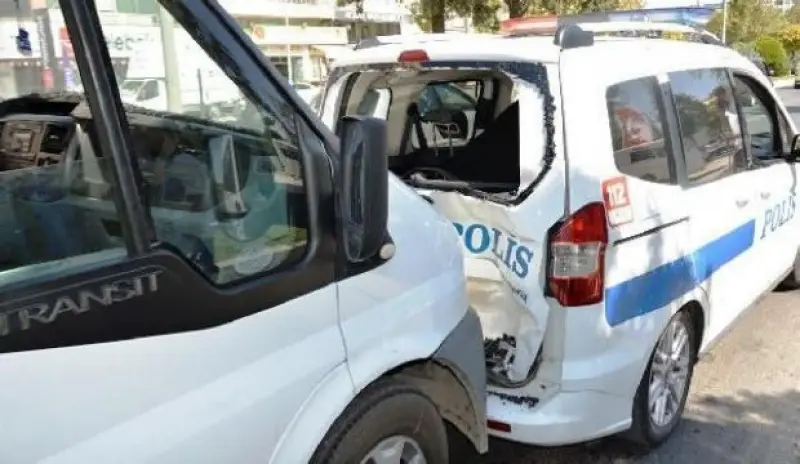 Adıyaman'da minibüs, ekip aracına çarptı: 2 polis yaralı