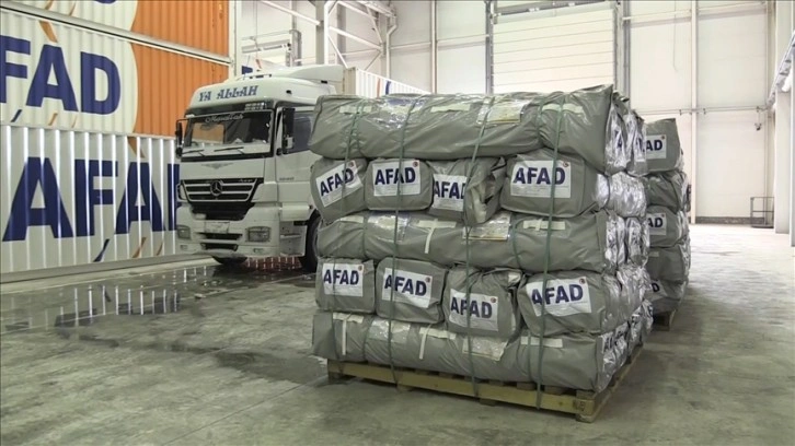 AFAD'ın Muş'taki lojistik deposundan deprem bölgesine yardım malzemeleri gönderiliyor