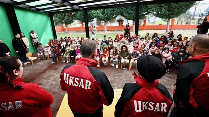 Afet bölgesindeki çalışmalara katılan UKSAR ekibinden çocuklara deprem eğitimi