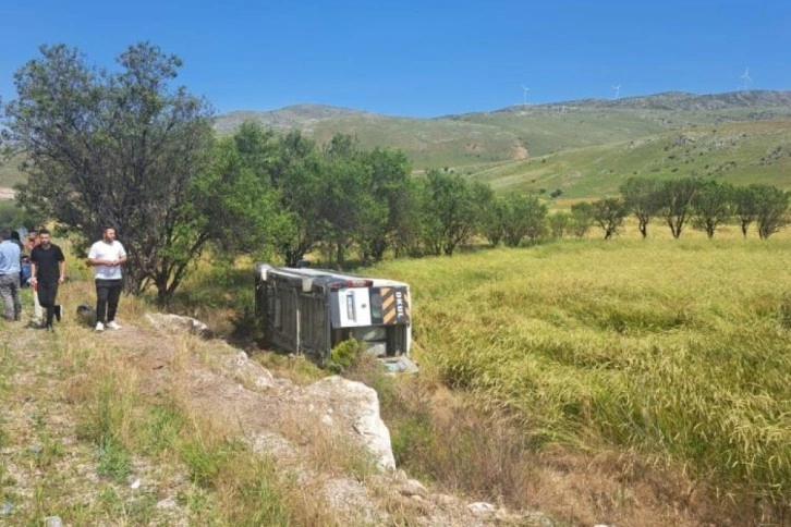 Afyonkarahisar'da yolcu minibüsü devrildi: 7 yaralı