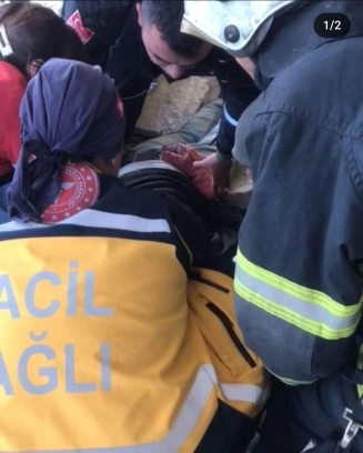 Ağır hasarlı binada meydana gelen kazada bir vatandaş yaralandı