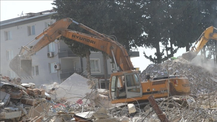 Ağır hasarlı binaların yıkımının sürdüğü Hatay'da 1 milyon metreküpe yakın enkaz taşındı