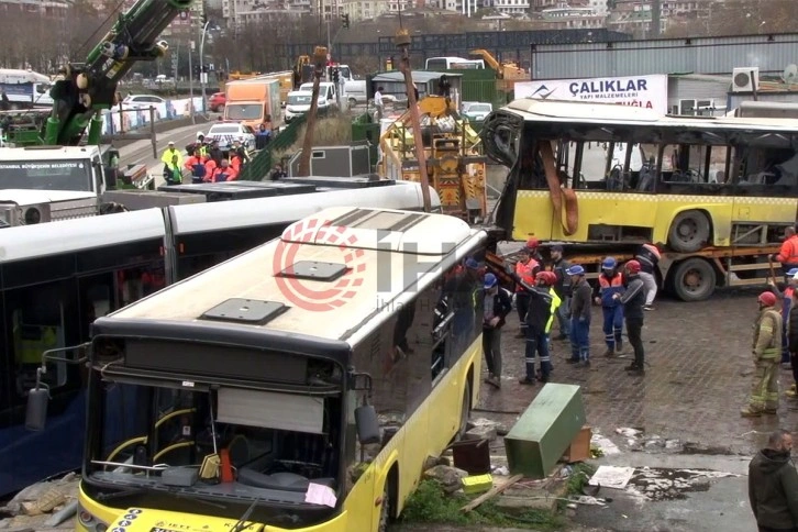 Alibeyköy'de yaşanan kazanın ardından otobüsü ve tramvayı kaldırma çalışması sürüyor