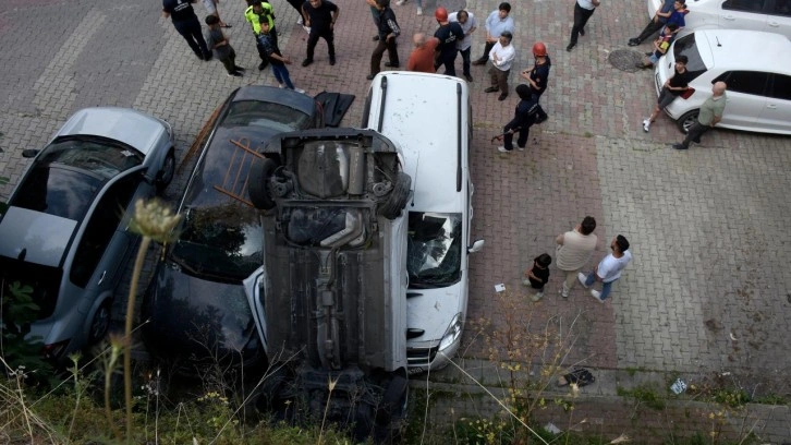 Amatör sürücü vitesi karıştırınca 8 metreden alt sokağa uçtu