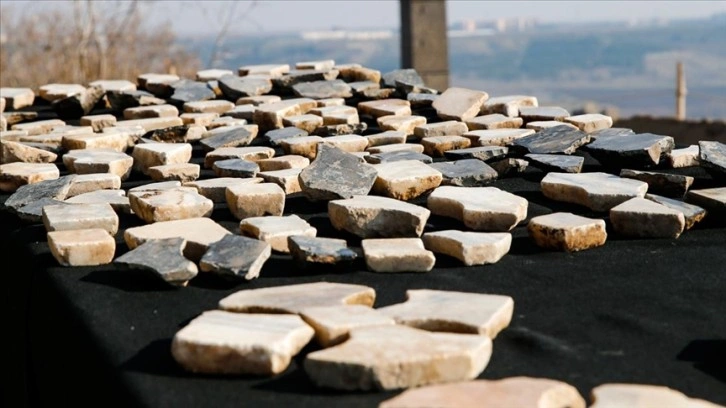 Amida Höyük'te Artuklu Sarayı'nı süsleyen 800 yıllık mermer parçaları bulundu