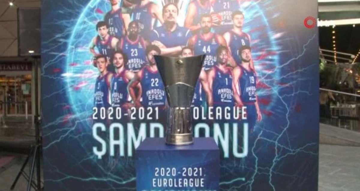 Anadolu Efes'in Euroleague şampiyonluk kupası taraftarla buluştu