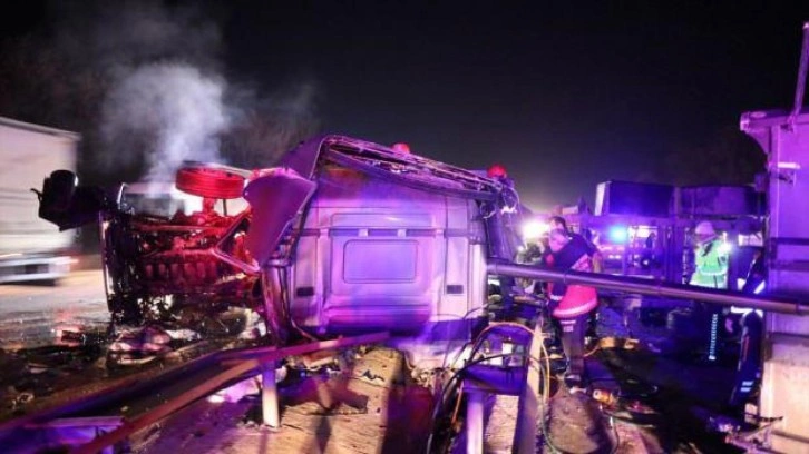 Anadolu Otoyolu'nda devrilen tırda sıkışan sürücü hayatını kaybetti