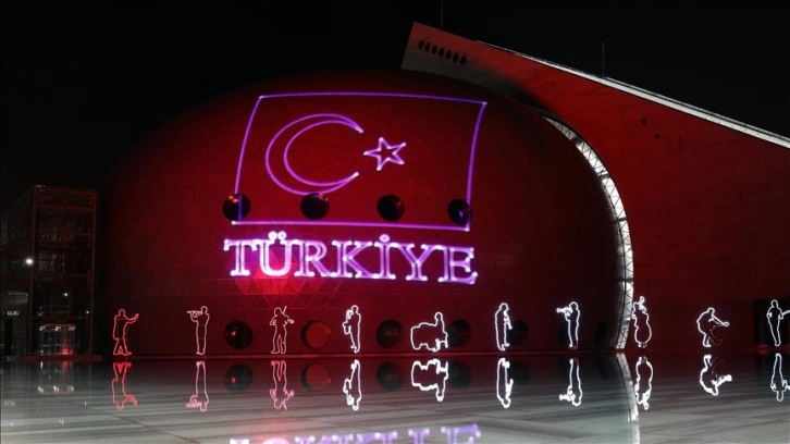 Ankara'da CSO binasına 30 Ağustos görselleri yansıtıldı