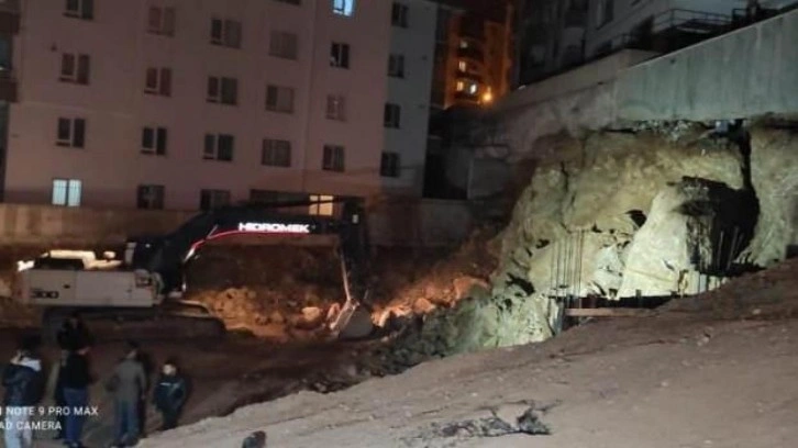 Ankara'da istinat duvarı çöktü, 2 apartman tahliye edildi