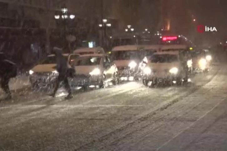 Ankara’da kar yağışı etkili oldu, cadde ve sokaklar beyaza büründü